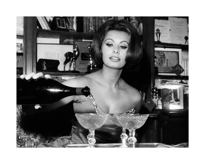 Sophia Loren schenkt Champagner ein