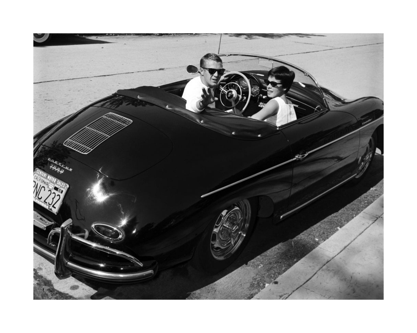 Steve McQueen im Porsche mit Neile Adams
