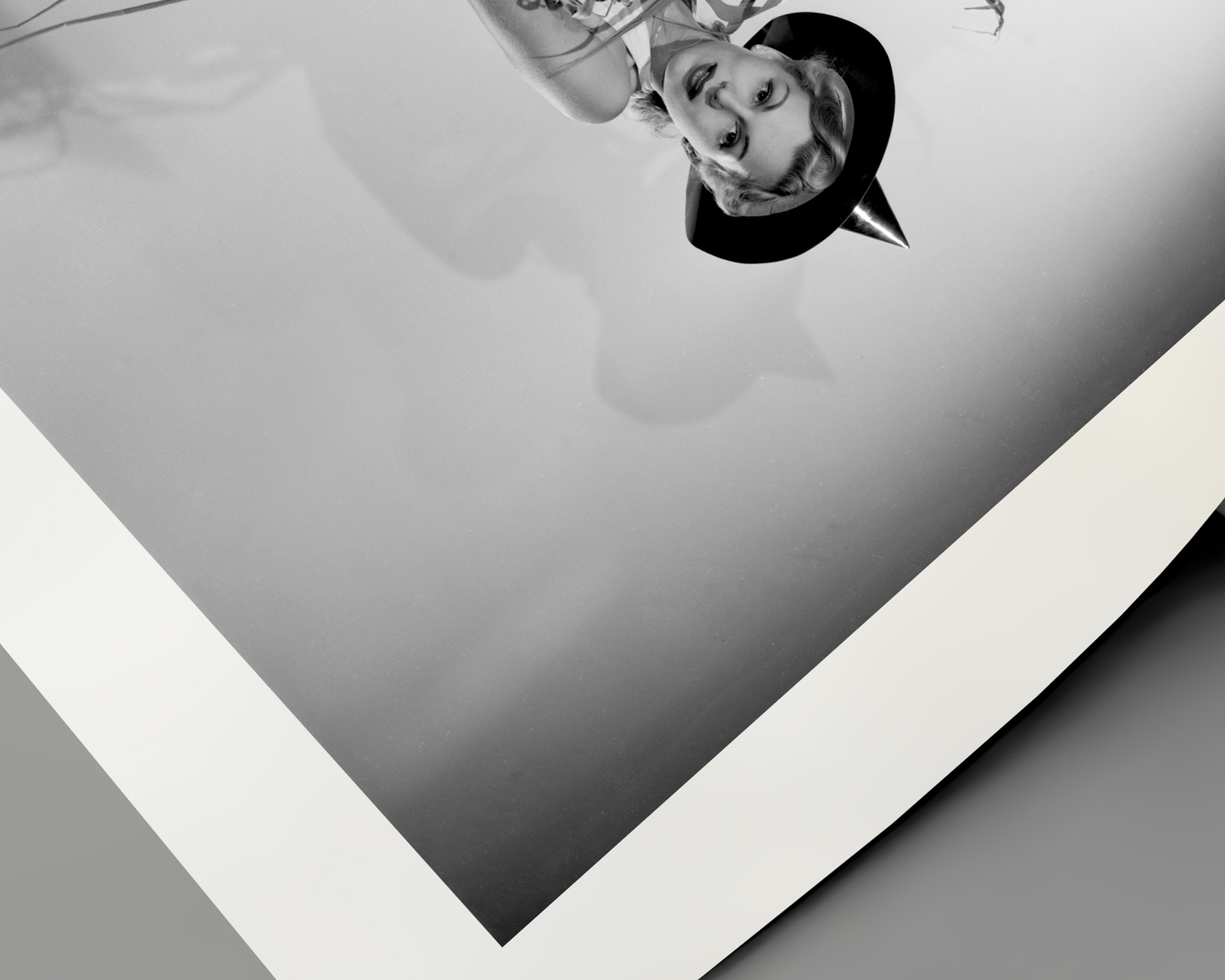 Johnny Cash joue de l'harmonica